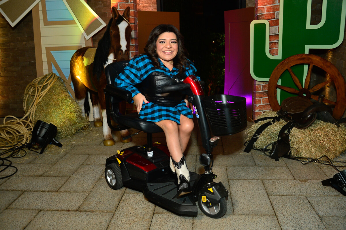 Foto: Conjuntinho xadrez para festa junina: essa foi a aposta da cantora MC  Rebecca, combinada com botas de cano alto em branco - Purepeople