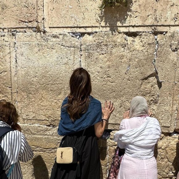 Luciana Gimenez visitou o Muro das Lamentações, em Jerusalém