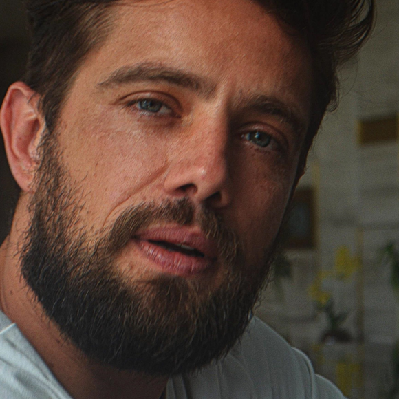 Após publicação LGBTfóbica de Rafael Cardoso, modelo trans expõe prints de flerte do ator