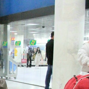 Jojo esbanhou simpatia ao ser flagrada por paparazzo no aeroporto do Rio de Janeiro.
