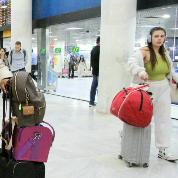 Jojo esbanhou simpatia ao ser flagrada por paparazzo no aeroporto do Rio de Janeiro.