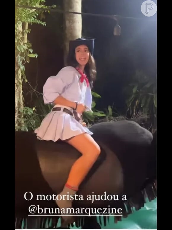 Bruna Marquezine surgiu em diversos vídeos se divertindo em festa junina