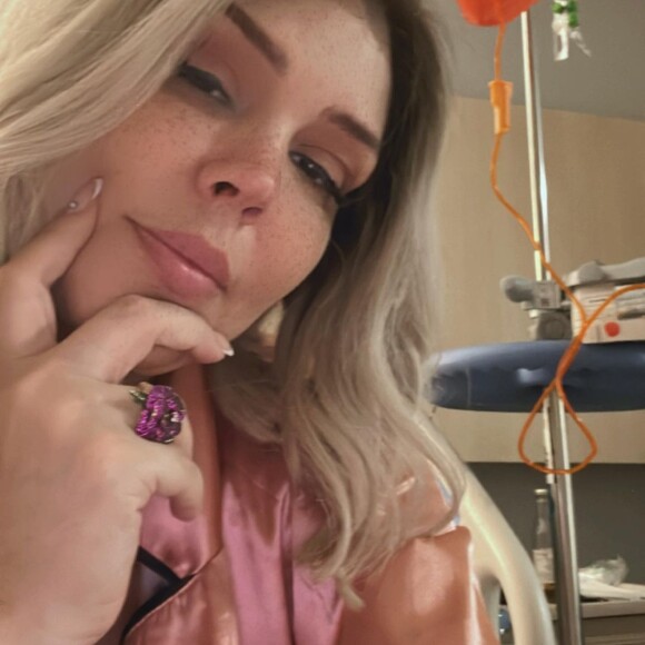 Simony luta contra um câncer no intestino