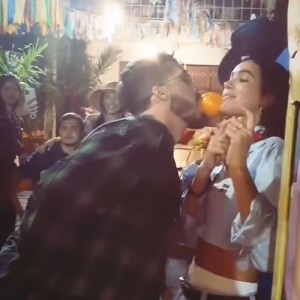 Um vídeo de Bruna Marquezine e João Guilherme dançando coladinhos vem agitando a web