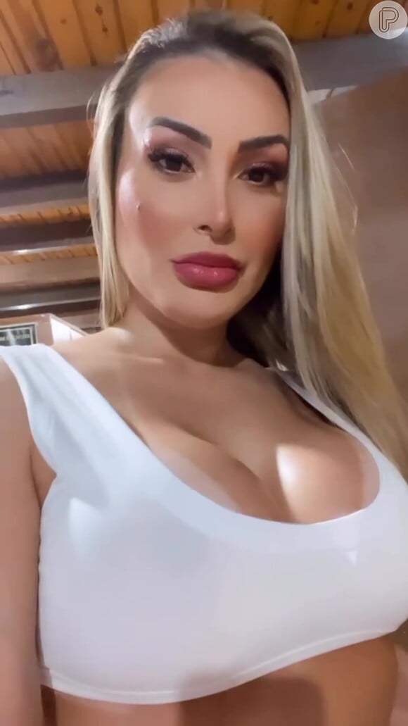 Andressa Urach publicou um vídeo para lá de sensual na noite desta segunda-feira (03)