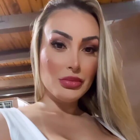 Andressa Urach publicou um vídeo para lá de sensual na noite desta segunda-feira (03)