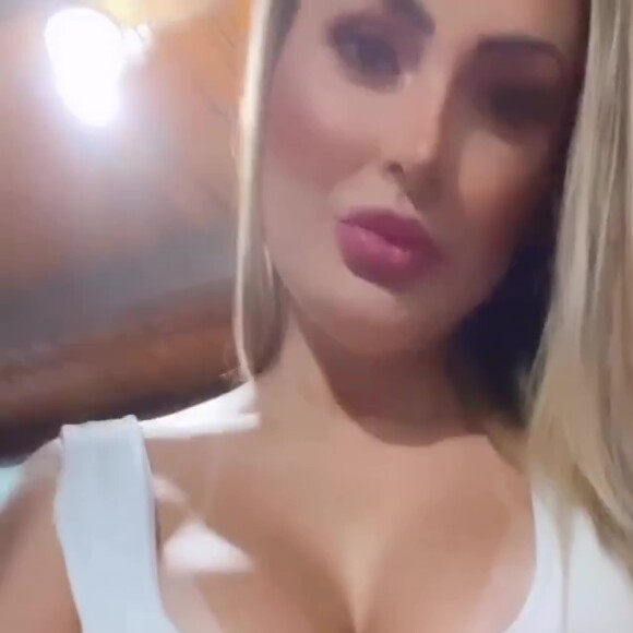 Andressa Urach exibiu corpo para divulgar seu trabalho em uma boate de prostituição bastante conhecida em Porto Alegre