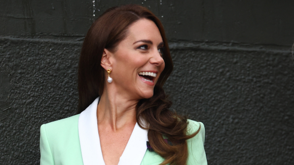 Após críticas, Kate Middleton volta a ostentar com look de mais de R$ 20 mil e faz referência fashion à sogra falecida, Lady Di