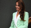 Kate Middleton combinou um blazer da Balmain em tom menta com uma saia midi plissada e completou a produção com uma bolsa da Mulberry, do modelo Amberley