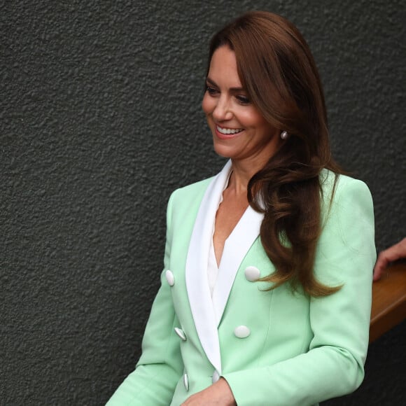 Kate Middleton combinou um blazer da Balmain em tom menta com uma saia midi plissada e completou a produção com uma bolsa da Mulberry, do modelo Amberley