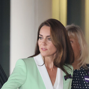 Kate Middleton: blazer é avaliado em 1950 euros, segundo informações da Vogue. O valor custa aproximadamente R$ 10,2 mil, na cotação atual