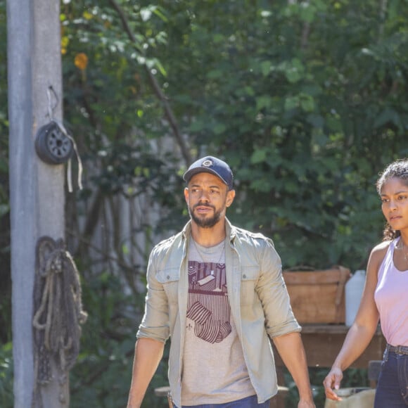 Aline recebe a ajuda de Jonatas desde o começo da novela 'Terra e Paixão'.