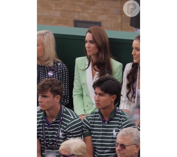 Kate Middleton e pessoas da arquibancada sincronizam movimentos ao assistir partida de tênis e vídeo viraliza