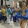 Sabrina Sato se veste de bailarina em ensaio da escola de samba de Vila Isabel, no Rio