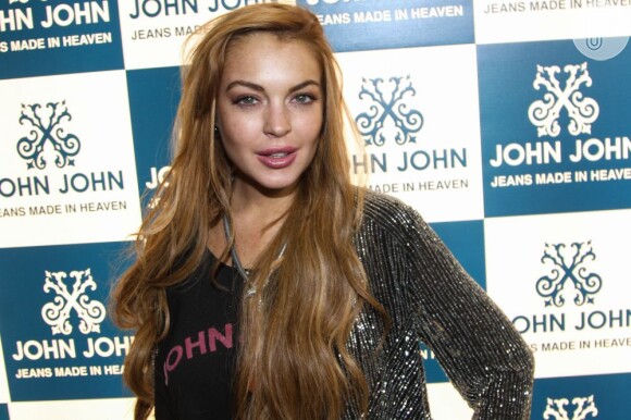 Lindsay Lohan cumprirá a pena de 90 dias na reabilitação, 30 de trabalhos comunitários em Nova York e 18 meses de terapia por ter mentido aos policiais após colidir seu carro em 2012. Na ocasião, a atriz havia ingerido bebidas alcoólicas