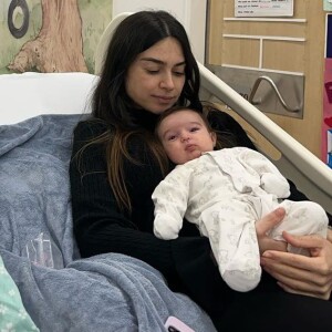 Thaila Ayala e a filha Tereza no hospital após a cirurgia cardíaca
