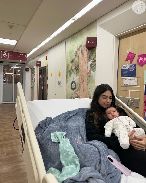 Thaila Ayala e a filha Tereza no hospital após a cirurgia cardíaca