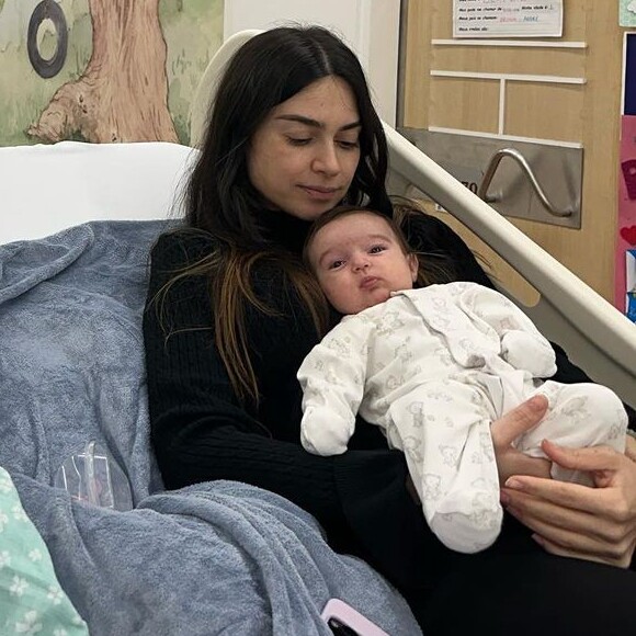 Thaila Ayala e a filha Tereza no hospital após a cirurgia cardíaca