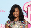 'Barbie': H.E.R. usa look brilhante para première do filme em Los Angeles