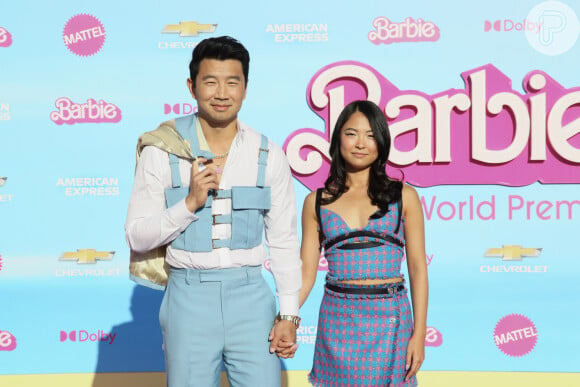 'Barbie': Simu Liu e Stephanie Hsu apostam em azul, fazendo referência a Ken, para première