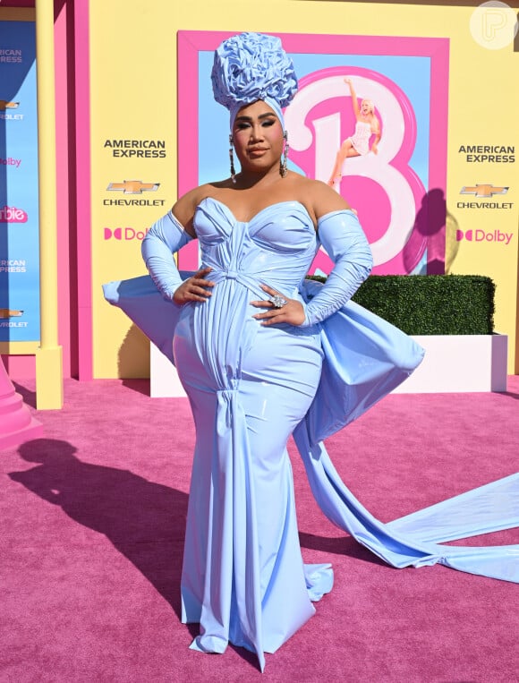 'Barbie': Patrick Starrr arrasa com vestido azul com bastante volume em première