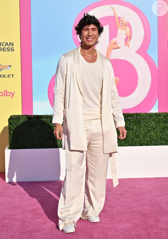 'Barbie': Patrick Ta attends vai com look all white para première do filme