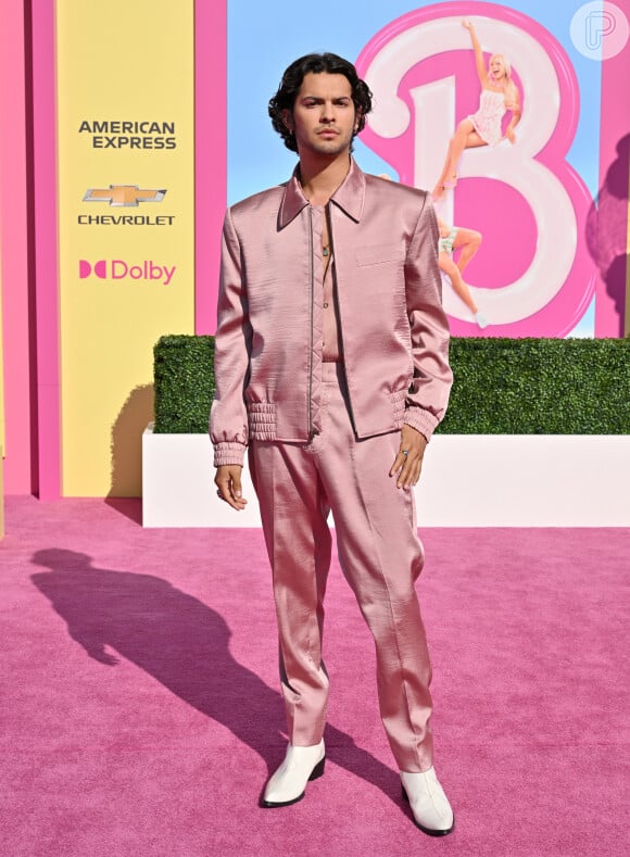 'Barbie': Xolo Maridueña investe em terno no estilo Barbiecore e brilha com rosa cintilante na première do filme