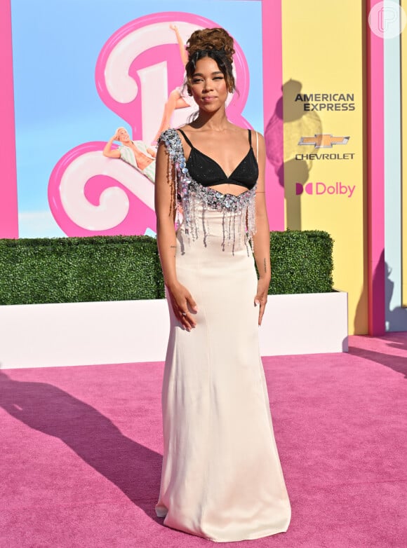 'Barbie': Alexandra Shipp usa top preto com vestido brilhante em première