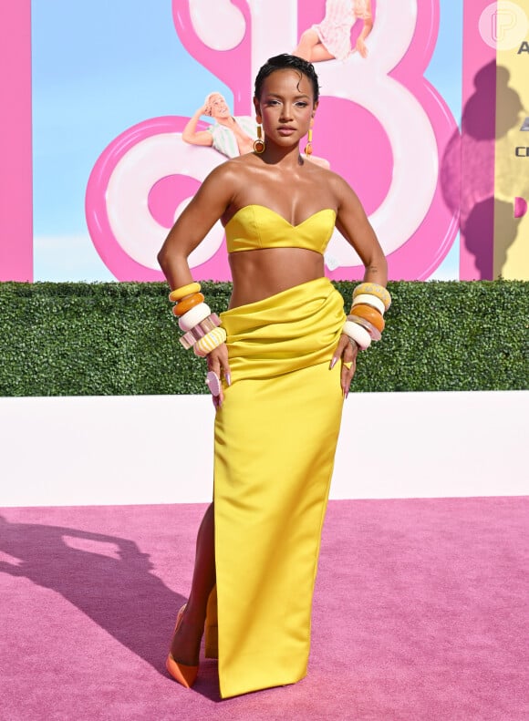 'Barbie' Karrueche Tran surpreende com top e saia amarelos em première