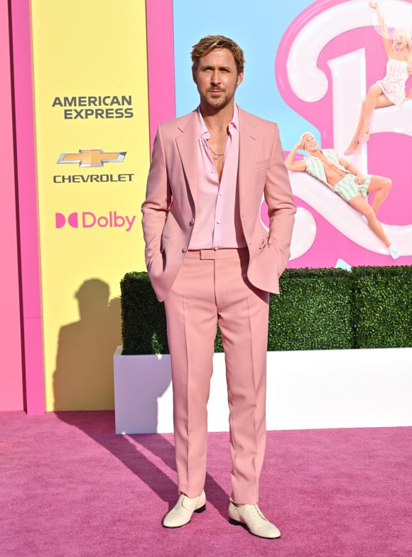 'Barbie': ele é Ken? Ryan Gosling arrasa com terno rosa à la Barbiecore para première do filme