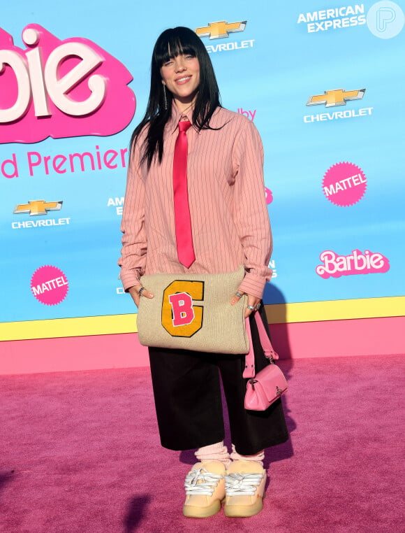 'Barbie': Billie Eilish usa conjunto oversized rosa da Gucci em première do filme