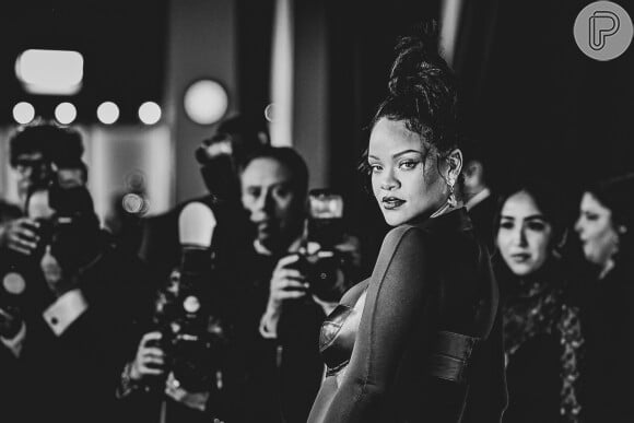 Rihanna, grávida, posa de sutiã e calcinha e ostenta colar de R$100 mil