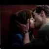 Dakota Johnson e Jamie Dornan se beijam no trailer de 'Cinquenta Tons de Cinza'