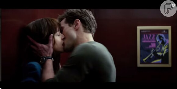 Dakota Johnson e Jamie Dornan se beijam no trailer de 'Cinquenta Tons de Cinza'