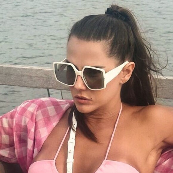 Deborah Secco quebra a internet com foto nua