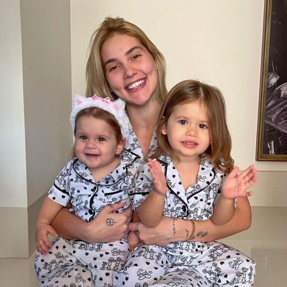 Virginia Fonseca combinou pijama com as filhas, Maria Alice e Maria Flor, e web aproveitou para cutucar Paola Carosella