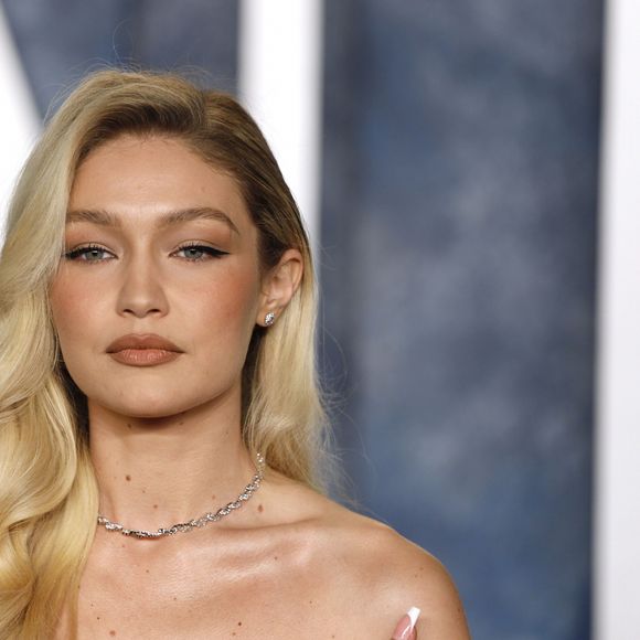 Gigi Hadid colocou suas malas em um scanner, mas agentes da alfândega decidiram revistar manualmente a bagagem da famosa