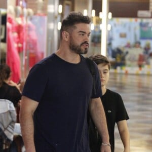 Sidney Sampaio surgiu com o filho, Leonardo, durante passeio por shopping do Rio