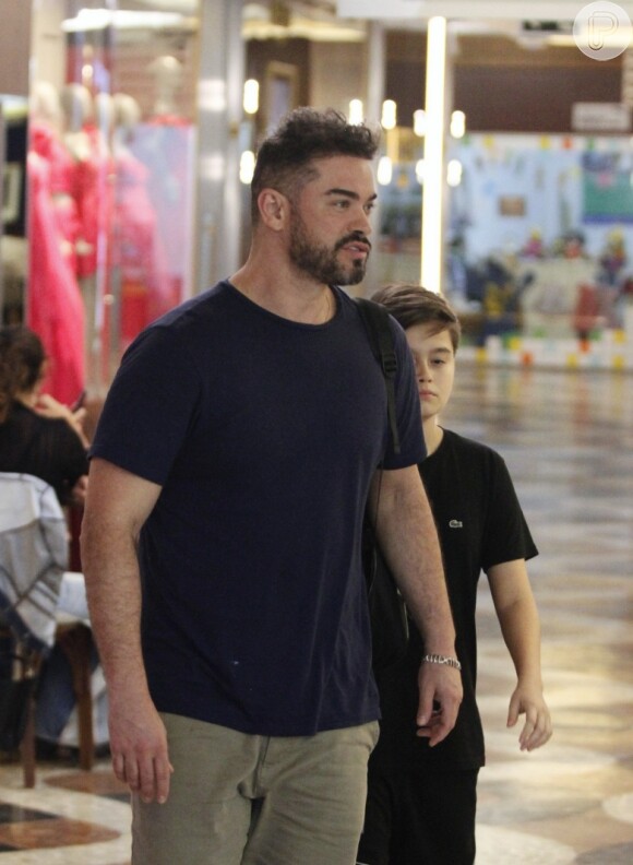 Sidney Sampaio surgiu com o filho, Leonardo, durante passeio por shopping do Rio