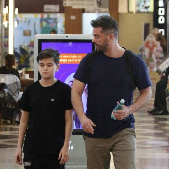 Sidney Sampaio e o filho, Leonardo, 12 anos, foram clicados no shopping da Gávea, Zona Sul do Rio de Janeiro em 18 de julho de 2023
