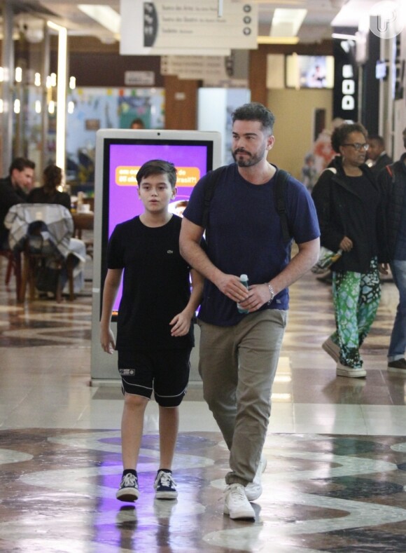 Filho de Sidney Sampaio, Leonardo chamou atenção pela altura em passeio com o pai