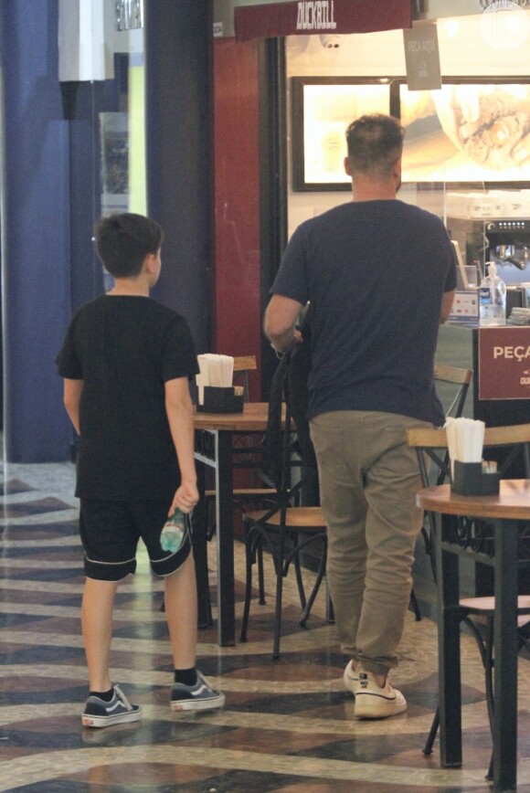 Sidney Sampaio e o filho, Leonardo, pararam em uma cafeteria durante passeio por shopping