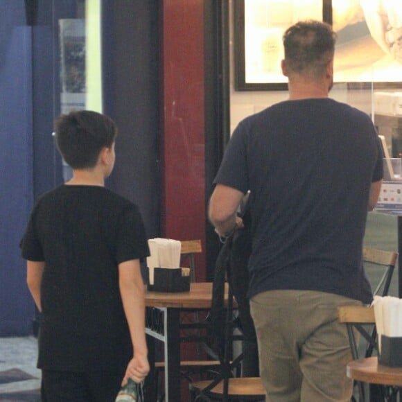 Sidney Sampaio e o filho, Leonardo, pararam em uma cafeteria durante passeio por shopping