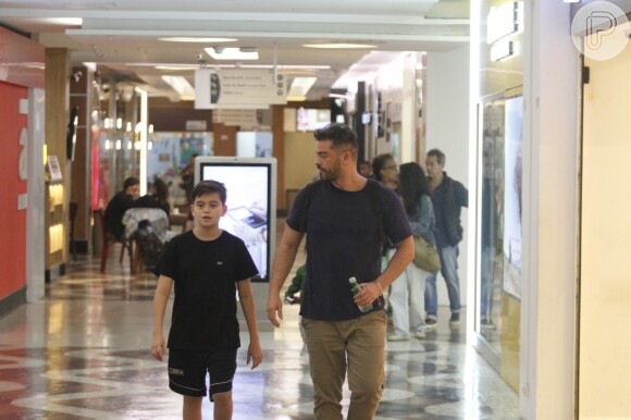 Sidney Sampaio foi clicado em passeio com o filho, Leonardo
