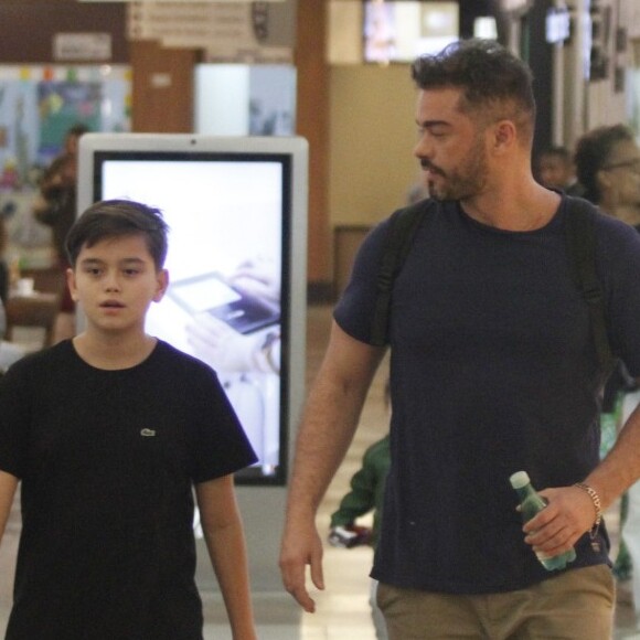 Sidney Sampaio foi clicado em passeio com o filho, Leonardo