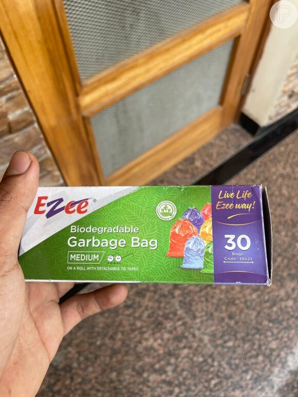 Mulher alfineta ex-namorado enviando sacos de lixo para o antigo parceiro