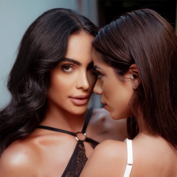 Key Alves e Aline Mineiro fazem topless em ensaio sensual