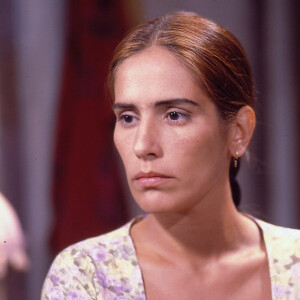 Na novela 'Mulheres de Areia', Raquel (Gloria Pires) imita os trejeitos de Ruth (Gloria Pires) e tenta matar Da Lua (Marcos Frota)