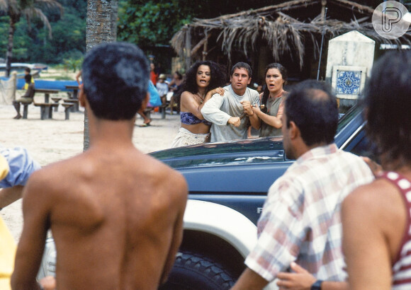 Na novela 'Mulheres de Areia', Da Lua (Marcos Frota) avança em Raquel (Gloria Pires) com pedaço de pau