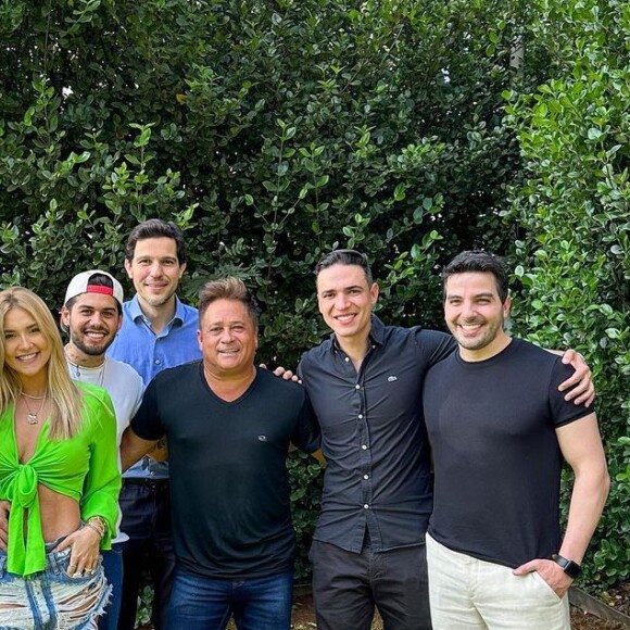 Virginia Fonseca, Zé Felipe, Leonardo e Poliana Rocha posaram com os médicos que arremataram viagem com as influencers em leilão de Neymar